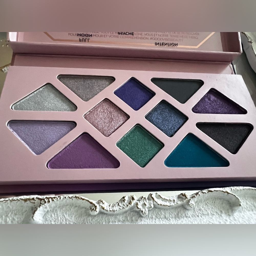 ĀTHR MoonLight Crystal Eyeshadow Palette💜 - Picture 6 of 12